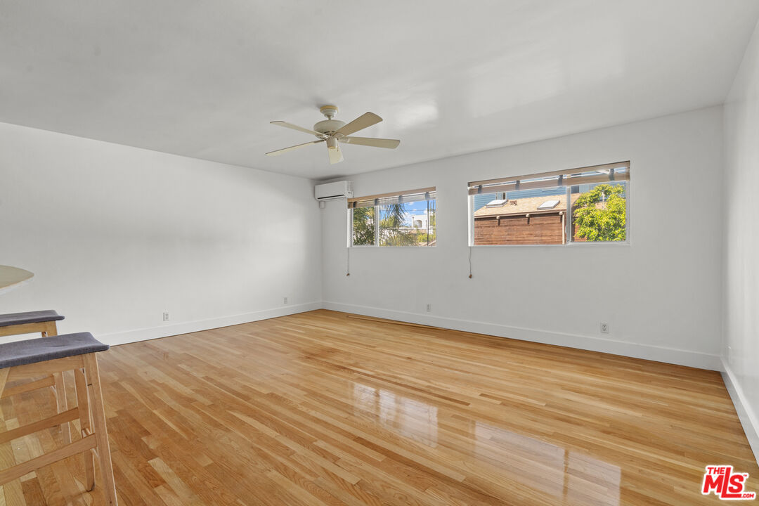 511 Rialto Avenue, Unit 4 Venice, CA 90291 - Photo 4 of 17 a view of an empty room with a window