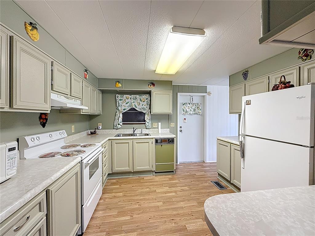 1231 Elkhart Circle Tavares, FL 32778 - Photo 11 of 59