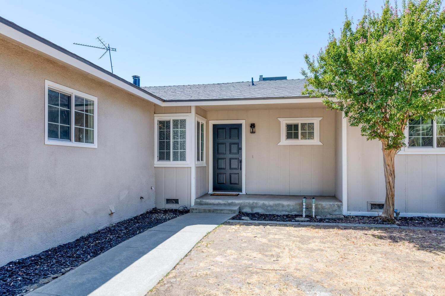 1626 Bliss Avenue Clovis, CA 93611 - Photo 2 of 31 a front view of house with yard