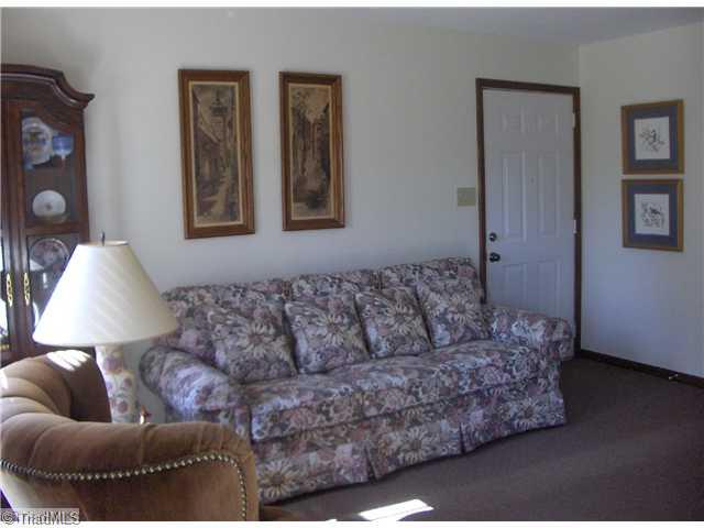 102 South Avondale Road Lexington, NC 27292 - Photo 2 of 12 Living Room.