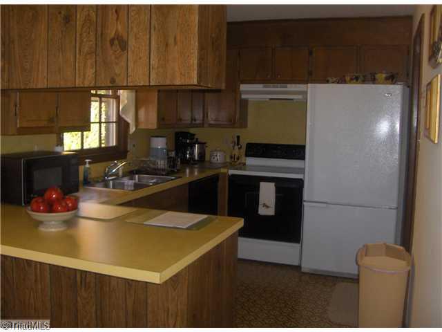 102 South Avondale Road Lexington, NC 27292 - Photo 6 of 12 Kitchen.