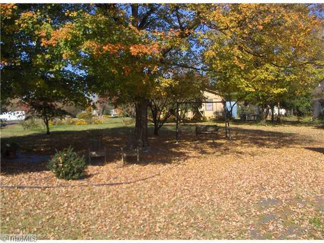 102 South Avondale Road Lexington, NC 27292 - Photo 10 of 12 Exterior Front. side yard