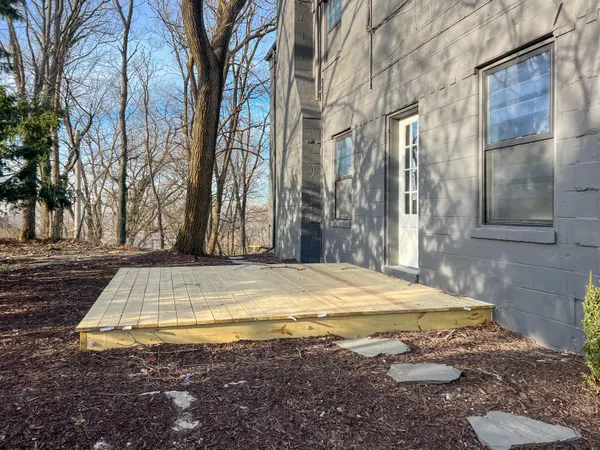 a view of backyard of the house