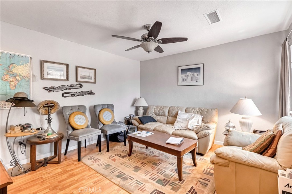 1624 B Street Fresno, CA 93706 - Photo 19 of 32 a living room with furniture