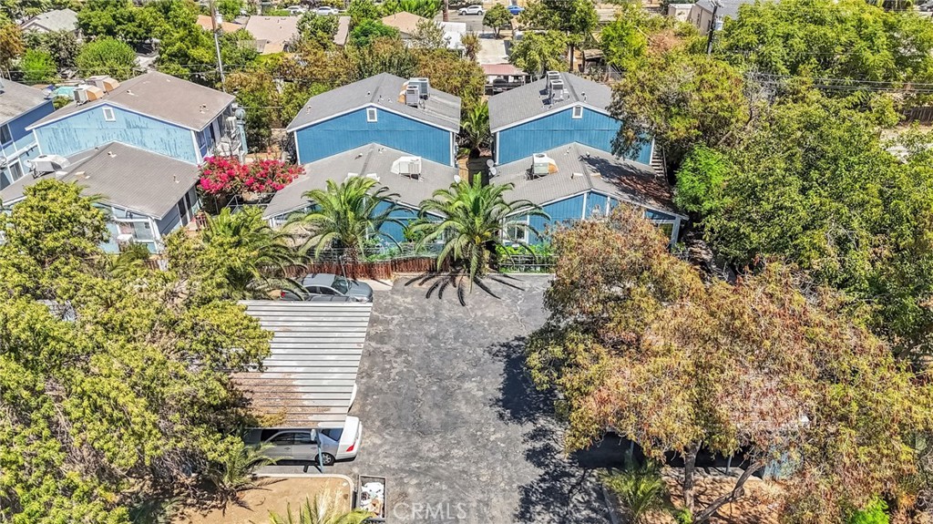 1624 B Street Fresno, CA 93706 - Photo 6 of 32 a picture of flowers