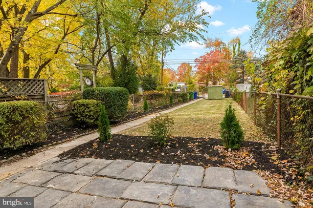 a view of residential houses with yard and tree s