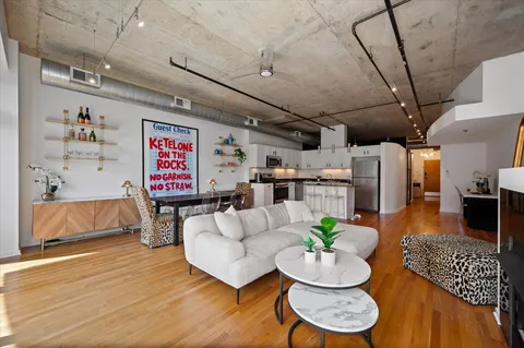 $349,900 | 933 West Van Buren Street, Unit 702, Chicago, IL 60607