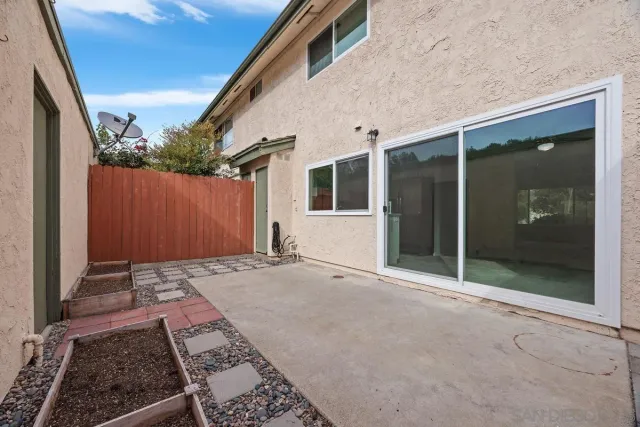 a view of backyard of the house