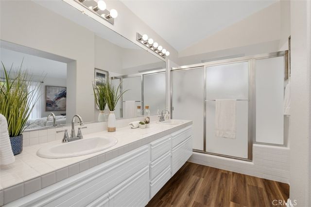 a en suite bathroom with a double vanity sink and mirror