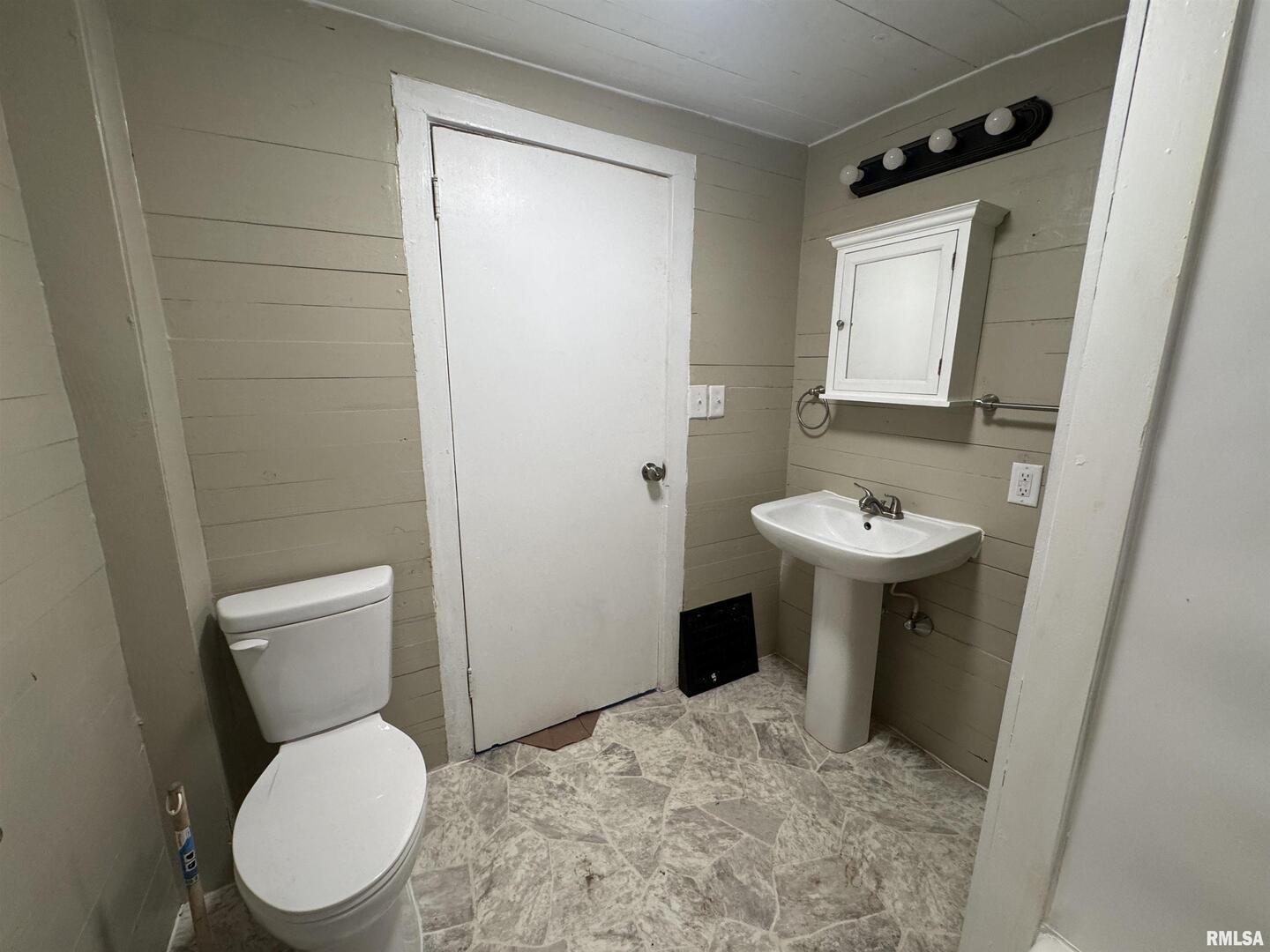 302 Coeburg Street Rio, IL 61472 - Photo 15 of 24 a bathroom with a toilet sink and mirror
