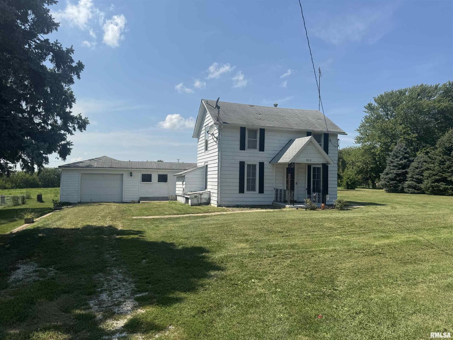 302 Coeburg Street Rio, IL 61472 - Photo 2 of 24 a front view of a house with a yard