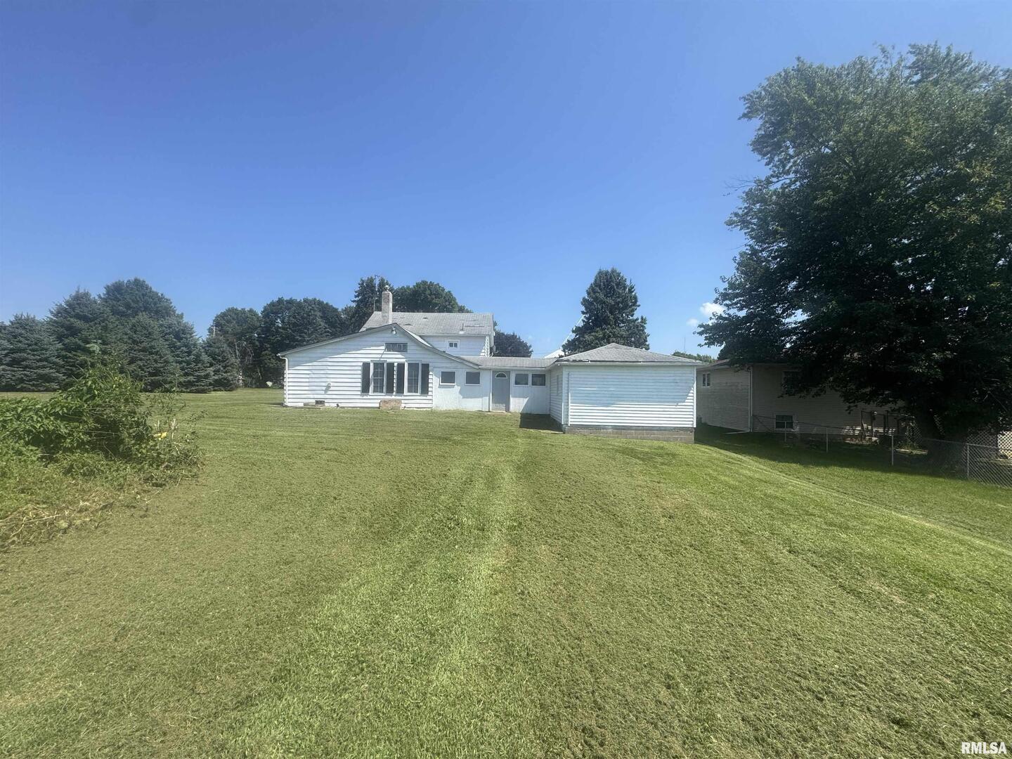 302 Coeburg Street Rio, IL 61472 - Photo 4 of 24 a house with green field in front of it