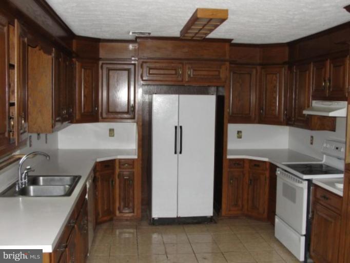 8306 Rolling Road Manassas, VA 20110 - Photo 4 of 6 Kitchen