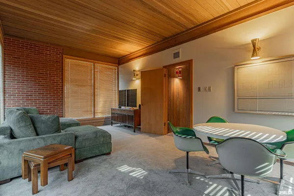 $275,000 | 314 Pulaski Street, Lincoln, IL 62656