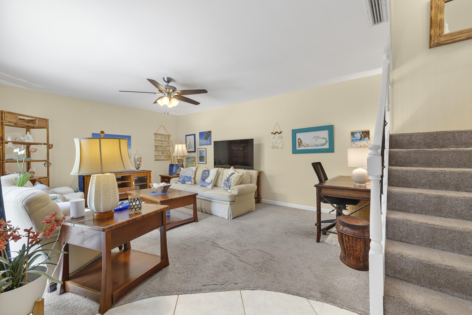 110 North Delaware Boulevard, Unit 18A Jupiter, FL 33458 - Photo 5 of 30 Living Room