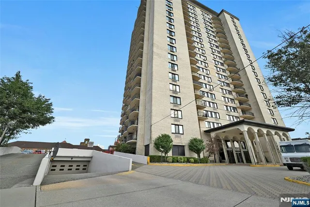 $2,550 | 1590 Anderson Avenue, Unit 22F, Fort Lee, NJ 07024