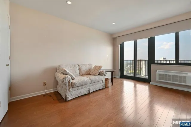 $2,550 | 1590 Anderson Avenue, Unit 22F, Fort Lee, NJ 07024