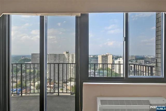 $2,550 | 1590 Anderson Avenue, Unit 22F, Fort Lee, NJ 07024