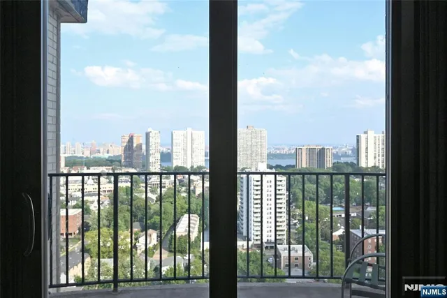 $2,550 | 1590 Anderson Avenue, Unit 22F, Fort Lee, NJ 07024