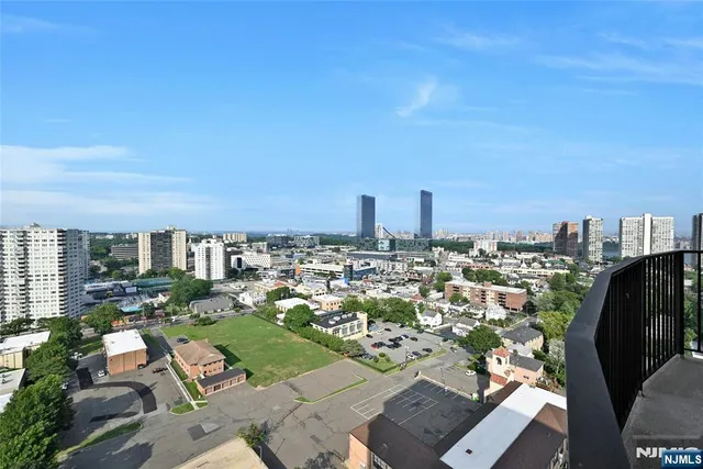 $2,550 | 1590 Anderson Avenue, Unit 22F, Fort Lee, NJ 07024