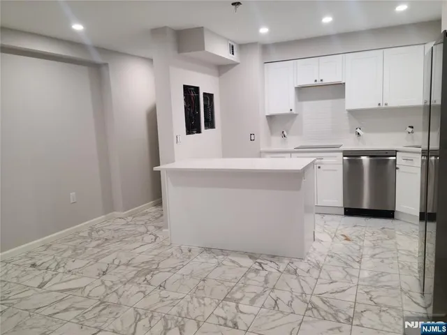 $2,550 | 1590 Anderson Avenue, Unit 22F, Fort Lee, NJ 07024