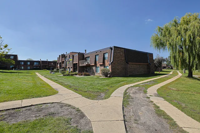$184,900 | 631 Derry Court, Unit 3C, Schaumburg, IL 60193