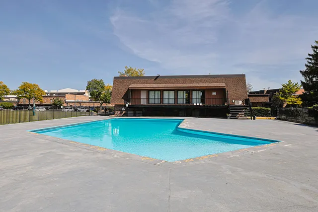 $184,900 | 631 Derry Court, Unit 3C, Schaumburg, IL 60193