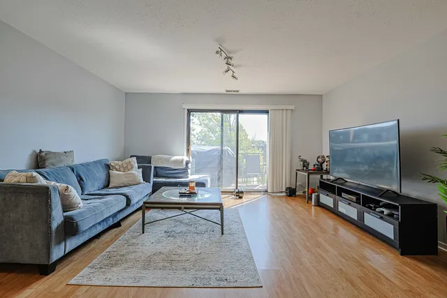 $184,900 | 631 Derry Court, Unit 3C, Schaumburg, IL 60193