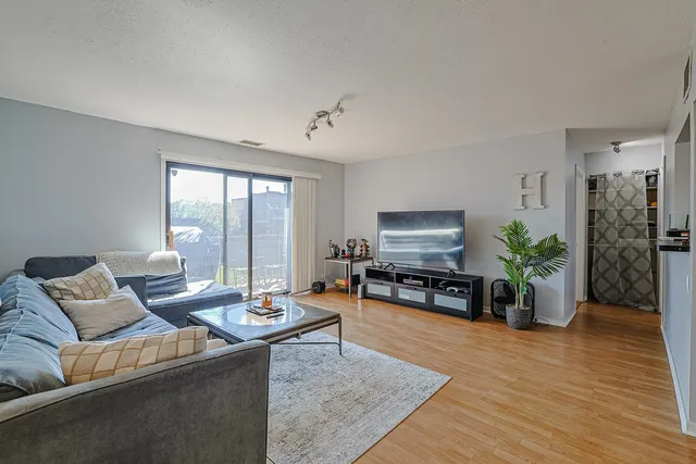 $184,900 | 631 Derry Court, Unit 3C, Schaumburg, IL 60193