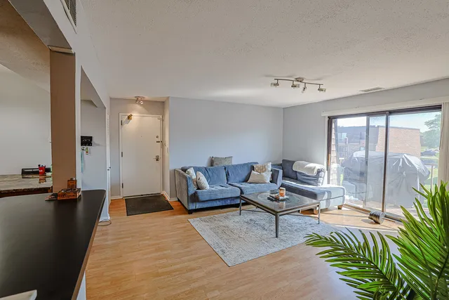 $184,900 | 631 Derry Court, Unit 3C, Schaumburg, IL 60193