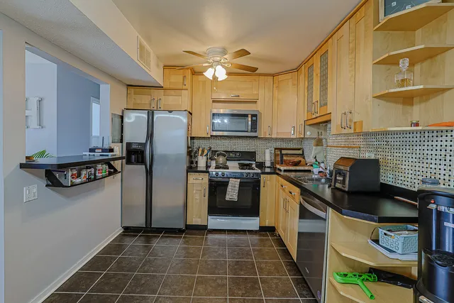 $184,900 | 631 Derry Court, Unit 3C, Schaumburg, IL 60193