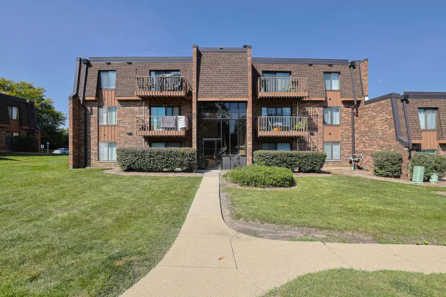 $184,900 | 631 Derry Court, Unit 3C, Schaumburg, IL 60193