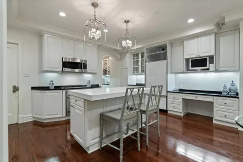 $1,000,000 | 3500 North Lake Shore Drive, Unit 3C, Chicago, IL 60657