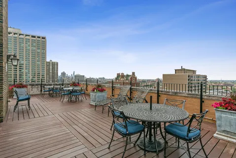 $1,000,000 | 3500 North Lake Shore Drive, Unit 3C, Chicago, IL 60657