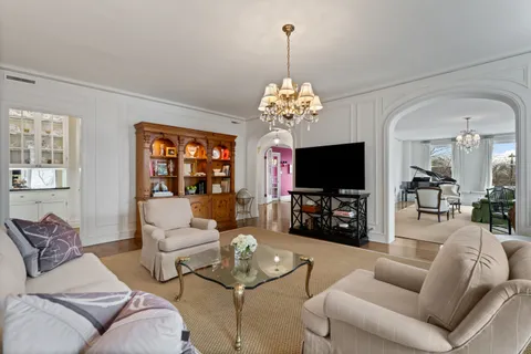 $1,000,000 | 3500 North Lake Shore Drive, Unit 3C, Chicago, IL 60657