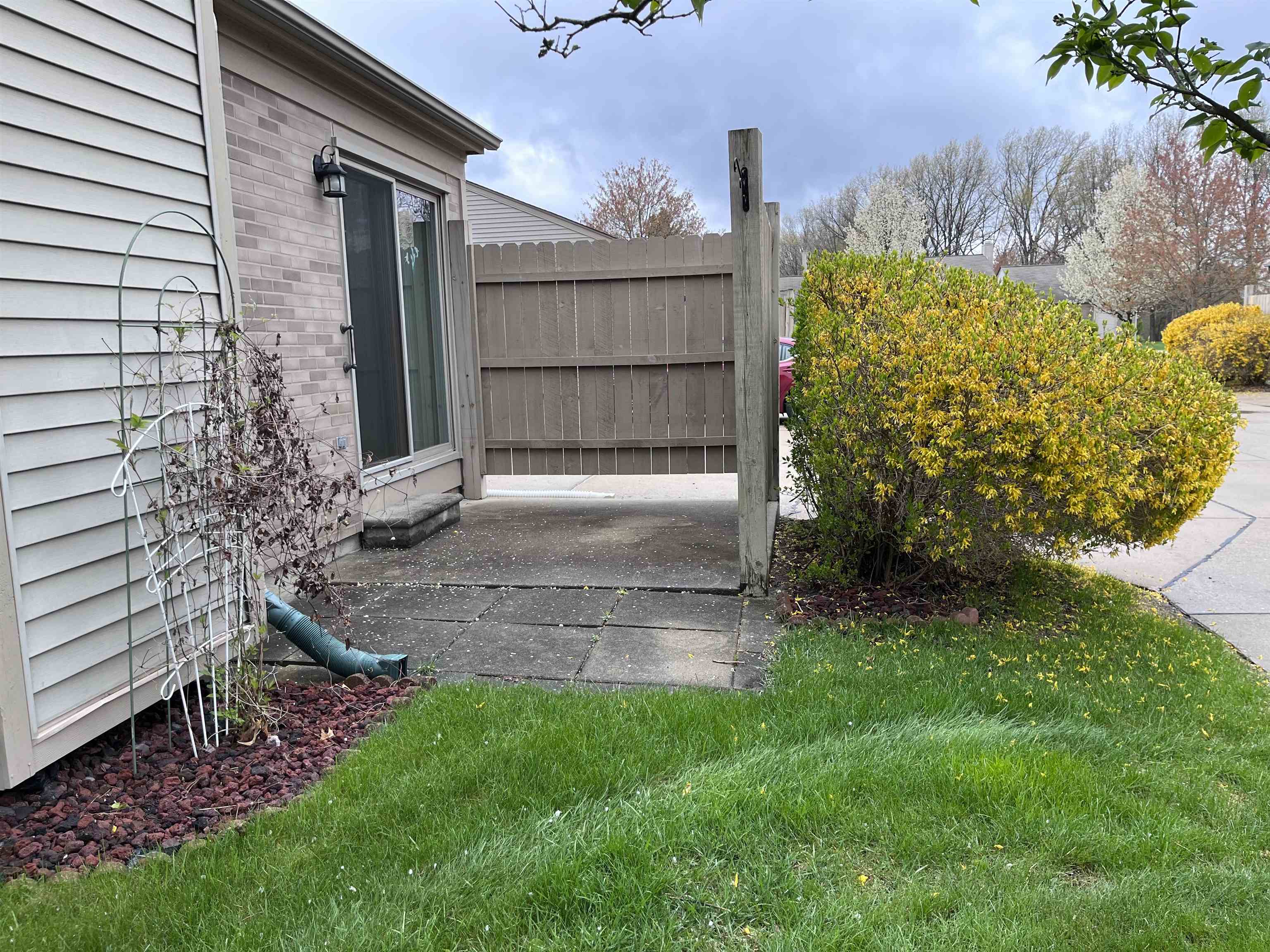 180 Pine Tree Ridge, Unit 4 Waterford, MI 48327 - Photo 3 of 22 50107614-2.JPG