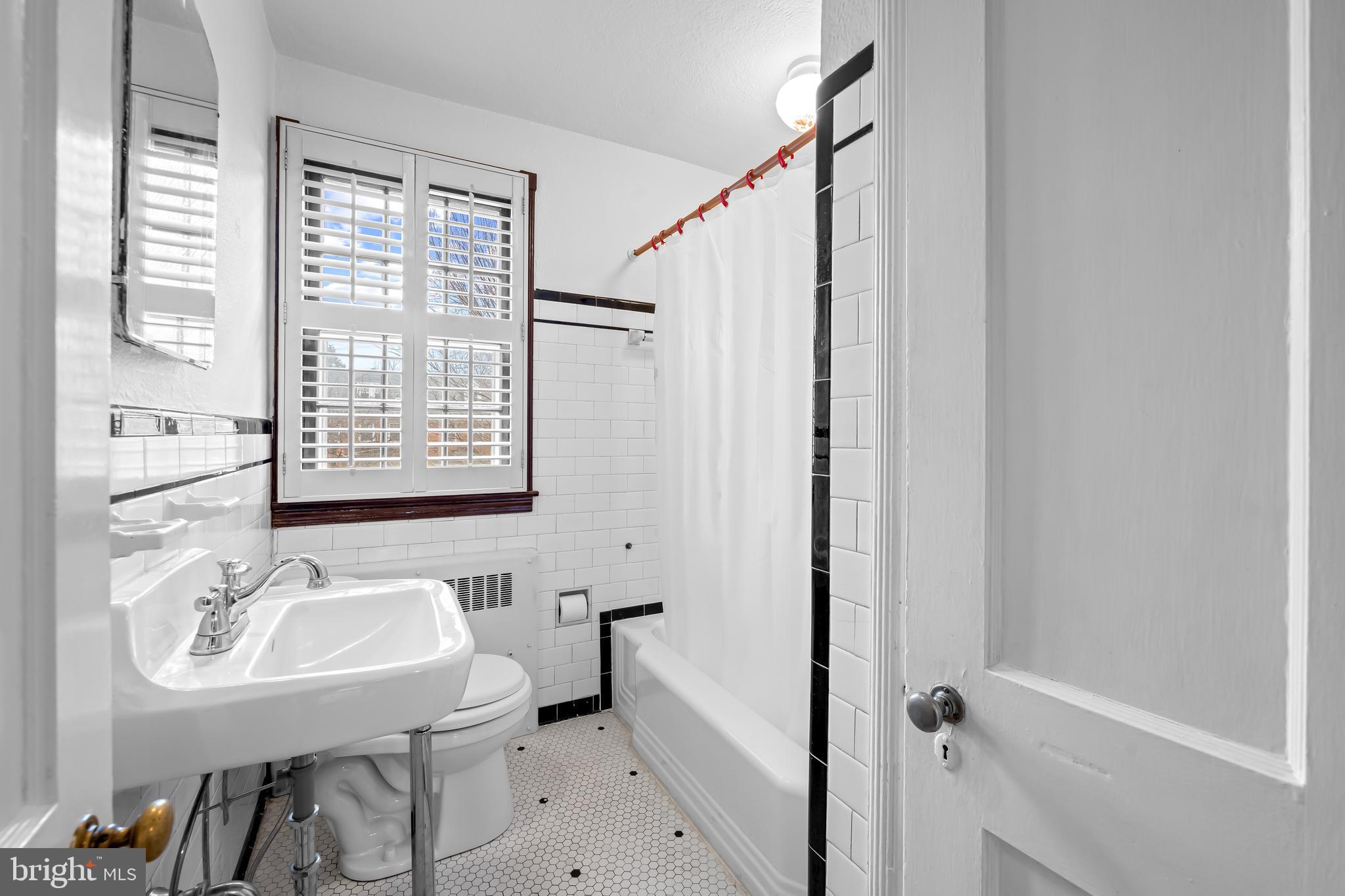 111 Dunkirk Road Baltimore, MD 21212 - Photo 17 of 27 Upstairs full bathroom