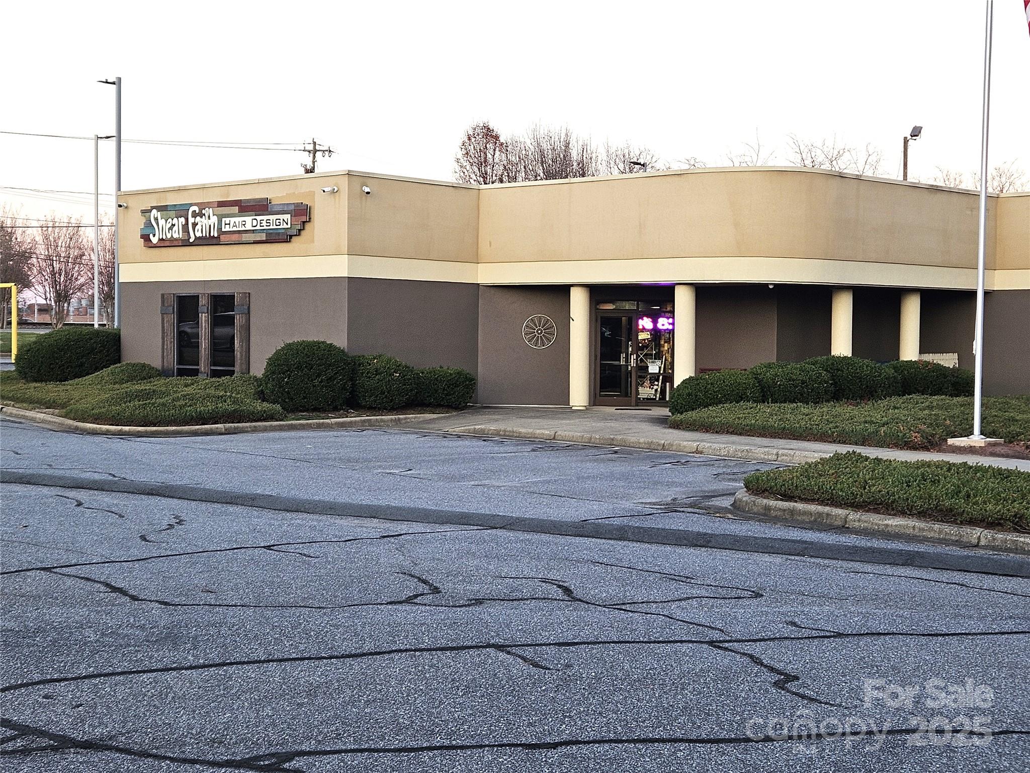 127 33rd Street Southwest Hickory, NC 28602 - Photo 7 of 7 a front view of a building