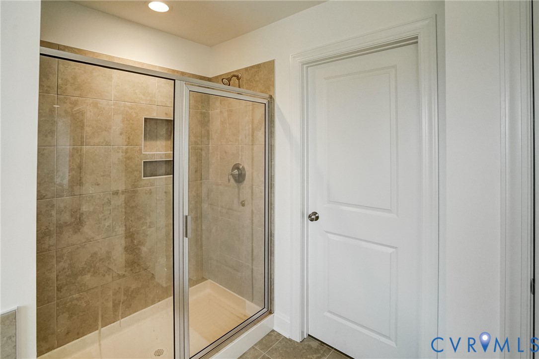 119 Thorncliff Road Ashland, VA 23005 - Photo 16 of 30 a bathroom with a glass shower door