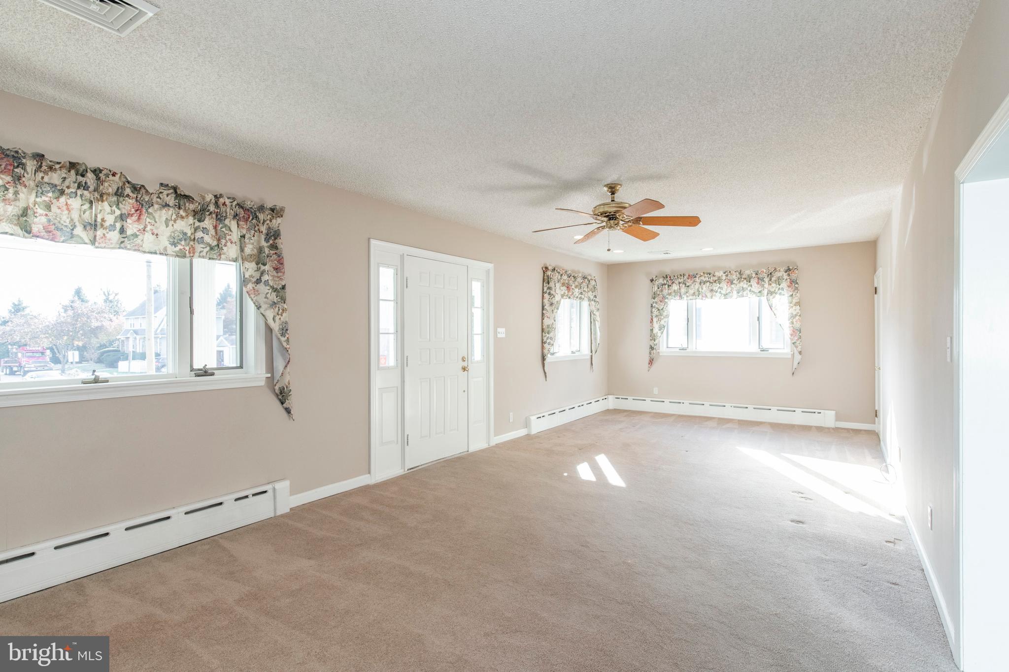 4 Columbus Avenue Havertown, PA 19083 - Photo 11 of 27 Living room