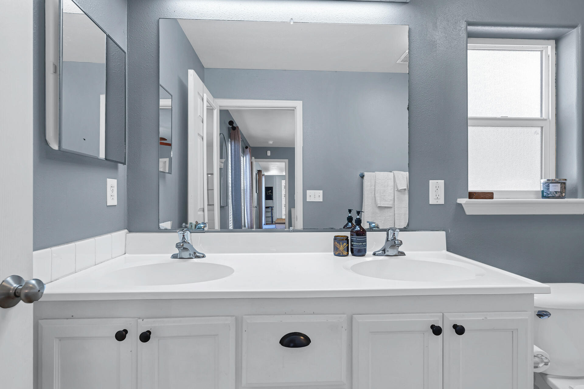 42048 Wilcox Road Hat Creek, CA 96040 - Photo 106 of 134 a bathroom with double sink and two mirror