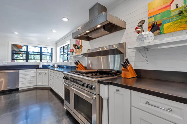 a view of yard with grass and trees