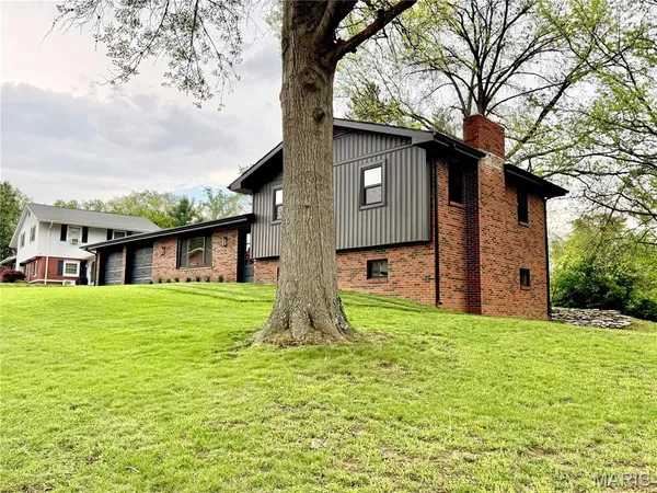 $279,900 | 4901 Voltaire Drive, Godfrey, IL 62035