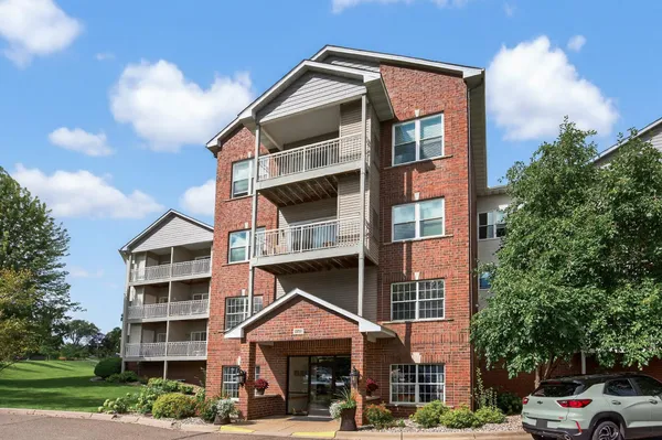 $185,000 | 2231 North Penn Place, Unit 120, North St. Paul, MN 55109