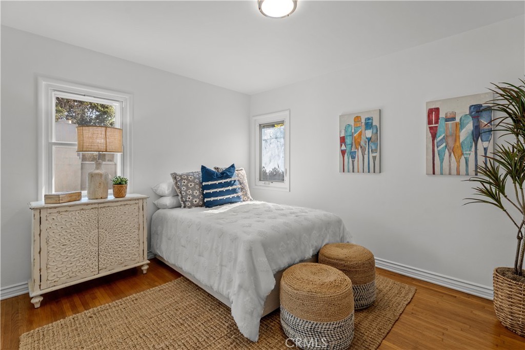 208 West Walnut Avenue El Segundo, CA 90245 - Photo 20 of 38 a bedroom with a bed and a window