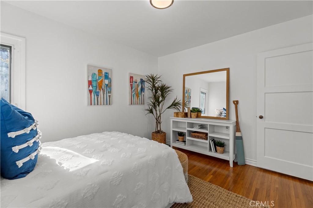 208 West Walnut Avenue El Segundo, CA 90245 - Photo 21 of 38 a bedroom with a bed and a dresser