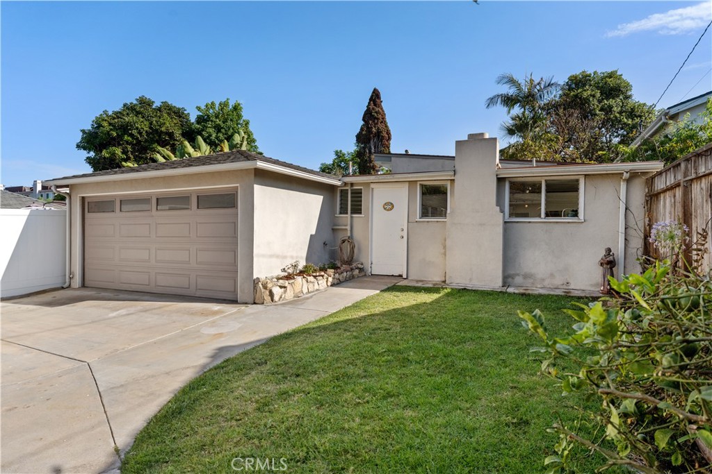 208 West Walnut Avenue El Segundo, CA 90245 - Photo 24 of 38 a view of a backyard of the house