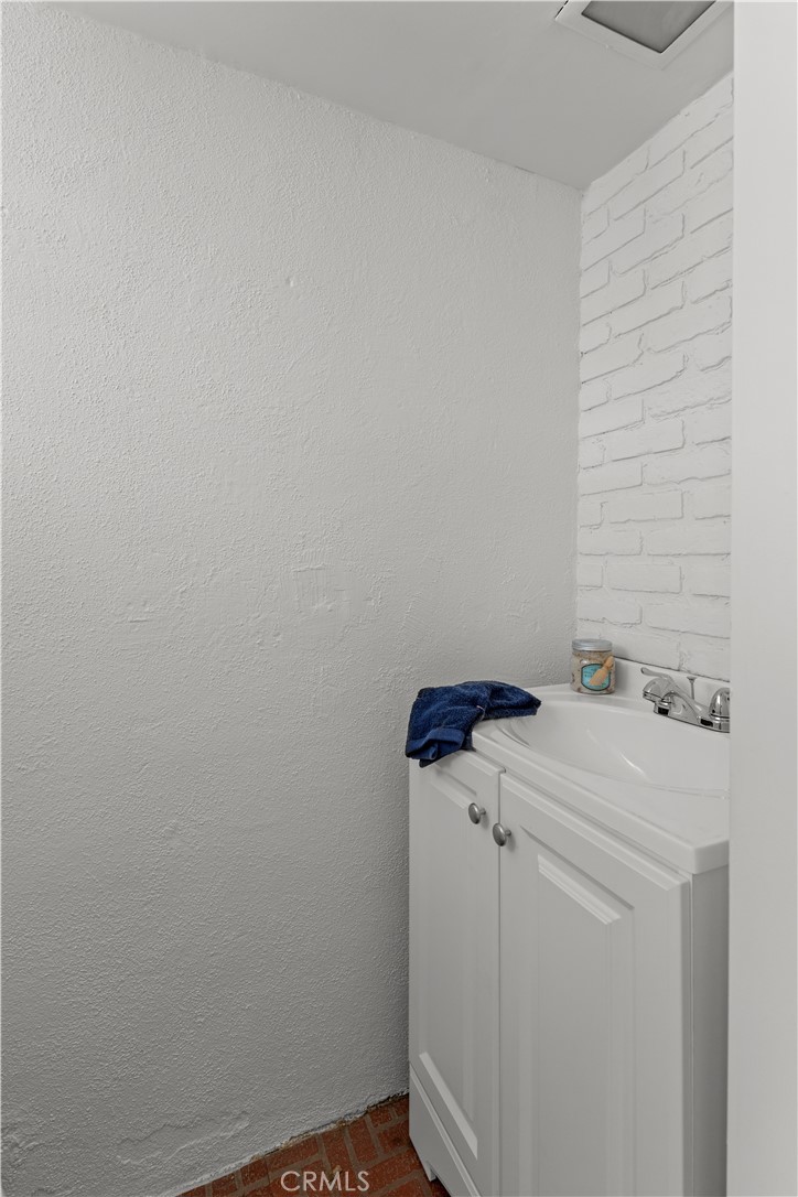 208 West Walnut Avenue El Segundo, CA 90245 - Photo 32 of 38 a utility room with dryer and washer