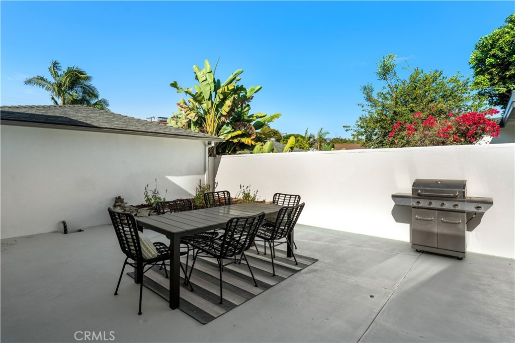 208 West Walnut Avenue El Segundo, CA 90245 - Photo 35 of 38 a view of an outdoor seating area
