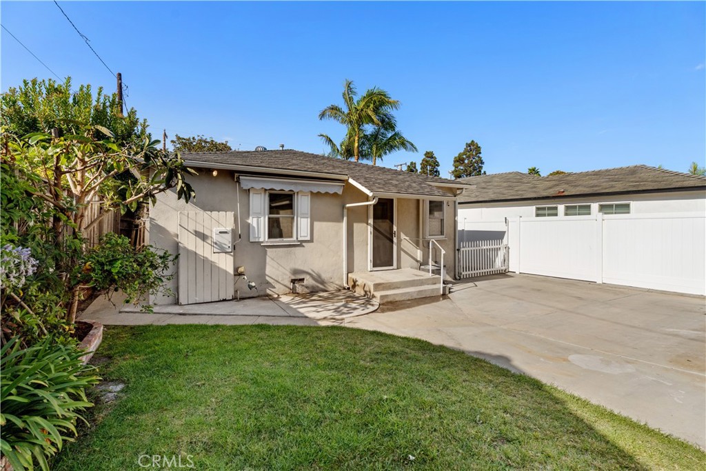 208 West Walnut Avenue El Segundo, CA 90245 - Photo 37 of 38 a view of a house with backyard and sitting area